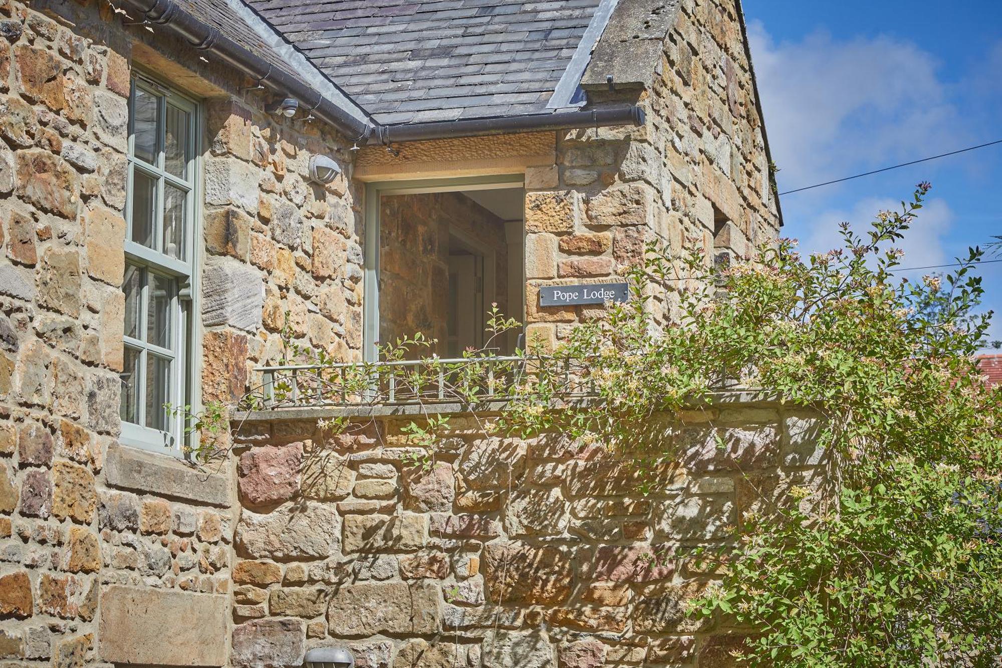 Pope Lodge: Stunning Stone Coach House Conversion Алнмут Экстерьер фото
